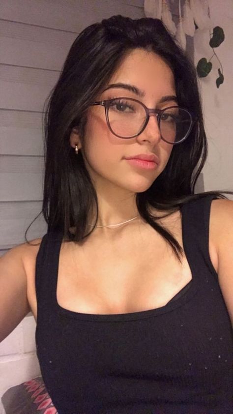 Cute Poses With Specs, Oval Face Frames Glasses, Cute Glasses For Oval Face, Glasses Frames For Women Asian, Black Round Glasses Women, Glasses Inspiration Round Face, Glasses Frame For Oval Face Shape, Glasses For Heart Face Shape, Long Face Glasses