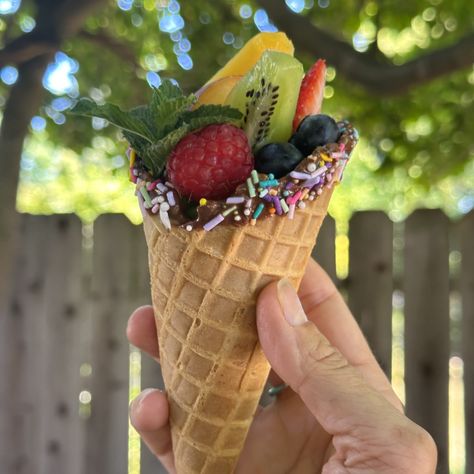 Fruit Cones Fruit Salad Cones, Fruit In Cones Waffles, Picnic Pasta Salad, Fruit Cones, Chocolate Dipped Fruit, Vegan Nutella, Appetizer Ideas, Refreshing Desserts, Fruit Dip