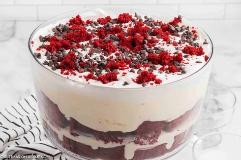 This Red Velvet Trifle is the perfect dessert to bring for Christmas. Layered in a Trifle dish to display a delicious holiday dessert. Dessert For Valentines Day, Red Velvet Trifle, Trifle Bowl Recipes, Delicious Holiday Desserts, Romantic Desserts, Trifle Dish, Trifle Desserts, Trifle Recipe, Easy To Make Desserts