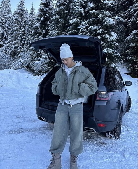 Berlin Fashion Men, Mens Snow Fashion, Snow Outfit Men, Ski Outfit Men, Snow Fits, Ski Aesthetic, Snow Trip, Ski Outfit, Snow Fashion