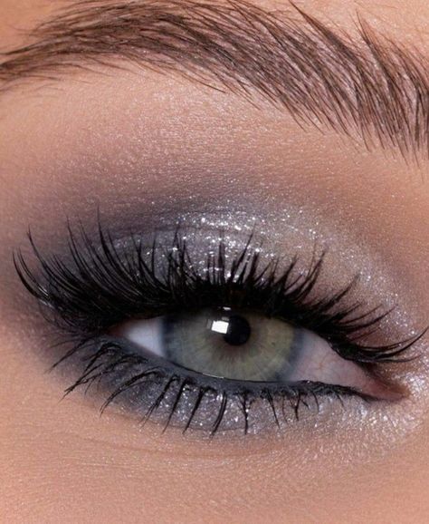 Light Smokey Eye Makeup Blue Eyes, Feyre Starfall Makeup, Blue Eyes With Pink Eyeshadow, Robert Welsh Eyeshadow, Homecoming Eyeshadow Looks, Prom Makeup For Blue Eyes Blue Dress, Grey Makeup Looks, Machiaj Smokey Eyes, Teknik Makeup