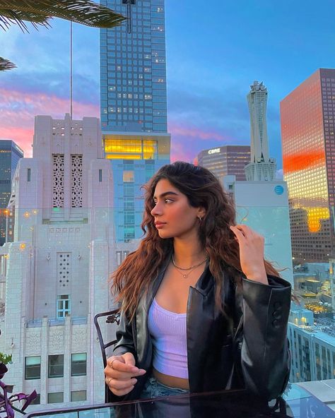 ᴋʜᴜsʜɪ ᴋᴀᴘᴏᴏʀ (@khushi05k) • Instagram photos and videos Gunjan Saxena, Khushi Kapoor, Margot Robbie Style, Janhvi Kapoor, Cotton Candy Sky, Colorful Crop Tops, Pose For The Camera, Celebrity Trends, Social Media Stars