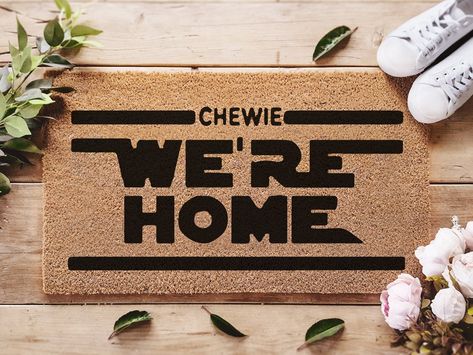 "Chewie, We're Home" Star Wars Doormat Star Wars Door Mat, Star Wars Cricut Projects, Star Wars Diy Gifts, Star Wars Door, Star Wars Home Decor, Star Wars Home, Disney Doormat, Star Wars Bathroom, Tile Mat