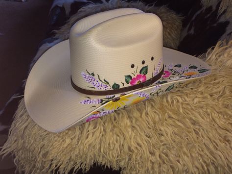 Custom painted cowboy hat Mode Country, Botas Western, Cowgirl Belts, Country Hats, Country Style Outfits, Looks Country, Cute Country Outfits, Painted Hats, Chapeau Cowboy