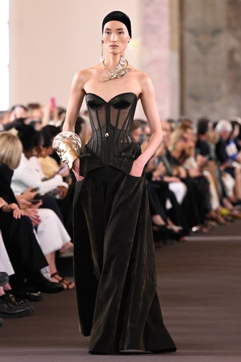 Schiaparelli Couture Fall 2023 [PHOTO] – WWD Schiaparelli Fall 2023 Couture, Couture Gowns Runway, High Fashion Runway Outfits 2023, Schiaparelli 2024 Haute Couture, Couture Fashion 2023, High Fashion Sketches, High Fashion Runway Outfits, 2023 Runway Fashion, Schiaparelli Vintage