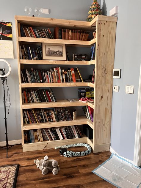 Corner book shelf DIY Diy Corner Bookcase, Diy Corner Bookshelf, Bedroom Bookshelves, Corner Bookshelf, Bookcase Diy, Corner Bookshelves, Bookshelves Diy, Wooden Diy, Corner Bookcase