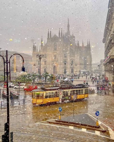 Snowing in Milan ❤️ 🇮🇹 Spain Winter, Italy Winter, Italy Tourism, Italy Landscape, Winter Instagram, Italian Life, Explore Italy, Places In Italy, Italy Map