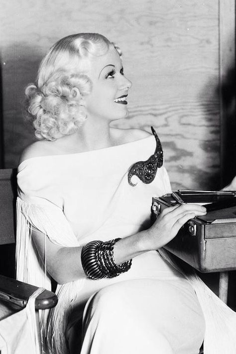 Hollywood Women, 1930s Hollywood, Riff Raff, Photo Star, Era Fashion, Jean Harlow, Mae West, Old Hollywood Glam, Classic Movie Stars