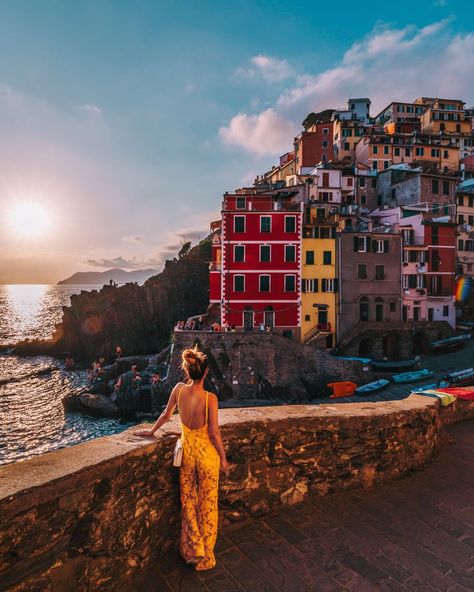 Riomaggiore, Cinque Terre, best photo spots // NotJessFashion.com Italy Pictures, Italian Vacation, Cinque Terre Italy, Italy Photography, Italy Photo, Travel Inspo, Photo Instagram, Italy Travel, Travel Pictures