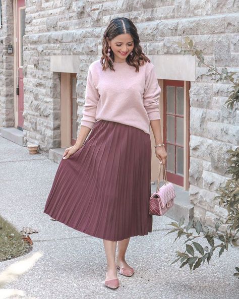 Pink & Berry Outfits + Amazon Designer Dupe Finds - Ella Pretty Blog Chic Church Outfits, Maroon Skirt Outfit, Burgundy Skirt Outfit, What To Wear To Church, Outfits Amazon, Pleated Skirt Outfit, Pink Berry, Burgundy Skirt, Blogger Outfits