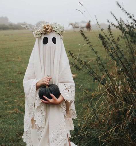 Ghost Diy, Homemade Costume, Halloween Photography, Farmhouse Halloween, Ghost Costume, Halloween Photoshoot, Fantasias Halloween, Family Halloween Costumes, Halloween Photos