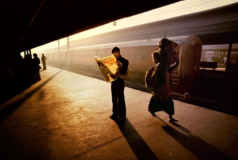 Summer Family Pictures, Steve Mccurry, 사진 촬영 포즈, Photoshoot Idea, Family Picture Outfits, Film Inspiration, Picture Outfits, Street Photographers, Cinematic Photography