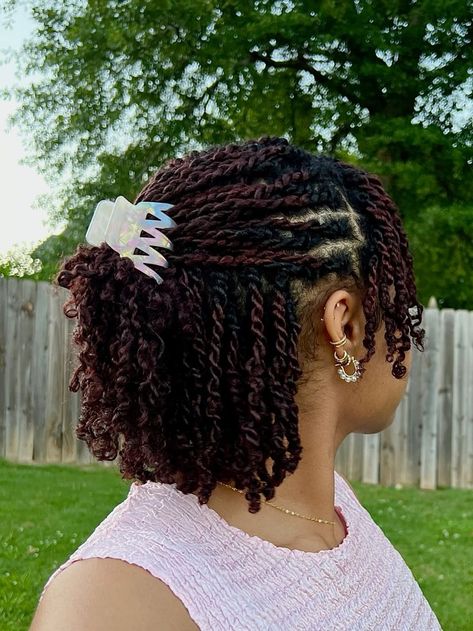 Box Twist Hairstyles, Natural Hair Twists For Short Hair, Twists For Short Natural Hair, How To Style Short Twists Natural Hair, Short Braided Natural Hairstyles, Mini Twists With Headband, Natural Hairstyles Twist Out, Dyed Twists Natural Hair, Cute Short Twist Hairstyles