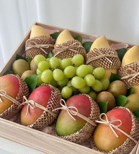 Fruit Basket Ideas Gift Diy, Small Fruit Basket Ideas Gift, Fruit Hampers Baskets Gift Ideas, Fruit Basket Ideas Gift, Fruit Basket Diy Gift, Fruit Flower Basket, Office Presentation, Fruit Bouquet Ideas, Fruit Crates