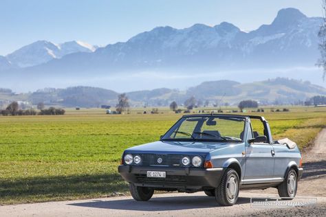 Bertone Cabrio Palinuro (1985) – vermittelt auch vor schneebedeckten Berggipfeln ein sommerliches Gefühl Nachdem der offene VW Golf 1979 die Gattung der kompakten Bügel-Cabrios begründet hatte, begann die europäische Konkurrenz nach und nach, ihren Schrägheck-Limousinen ebenfalls das Dach abzuschneiden ... klick aufs Bild. © Bruno von Rotz #zwischengas #oldtimer #classiccar #auto #swissclassics #classiccars #vintagecar #vintagecars #car #cars #auto #bertone #palinuro #bertonepalinuro #1985 Cars Auto, Vw Golf, Band, Ring