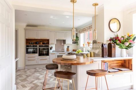 L Shaped Kitchen Diner Family Room, Kitchen Diner Family Room, L Shape Kitchen, Peninsula Kitchen Design, Peninsula Kitchen, Accessible Kitchen, White Worktop, Small Family Room, Wheelchair Friendly