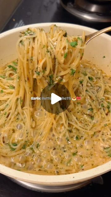 Food Journal on Instagram: "Garlic Butter spaghetti ���🍝 🧄   Food recipe asmr videos healthy meals trending songs meal prep inspo foodies reels" Spaghetti Recipes Vegetarian, Spaghetti Dinner Ideas, Garlic Butter Spaghetti, Comfort Snacks, Tiktok Food Recipes, Light Pasta Recipes, Butter Spaghetti, Recipes Using Pasta, Food Spaghetti