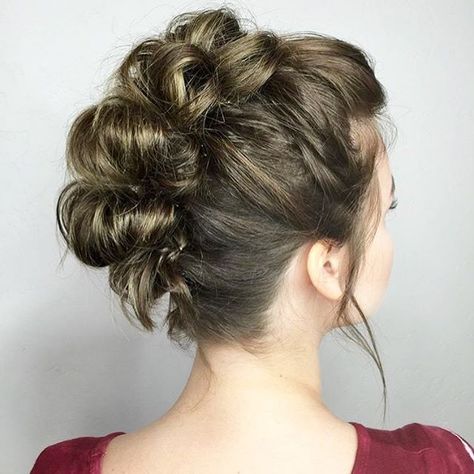 Faux Hawk Buns, Pixie Grow Out, Cute Hairstyles Updos, Faux Hawk Hairstyles, High Ponytail Hairstyles, Bold Makeup Looks, Wedding Hair Styles, Bold Makeup, Faux Hawk