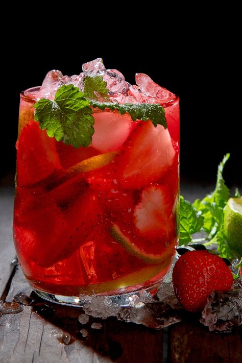 Fresh Strawberry Mojito recipe made of fresh strawberries, mint leaves, lime, rum, and soda water, serves 6, and takes about 10 minutes to prepare. This Strawberry Mojito Recipe, Strawberry Mojito, Mojito Recipe, Gender Party, Soda Water, Fruity Desserts, Sweet Drinks, Fresh Mint Leaves, Strawberry Desserts