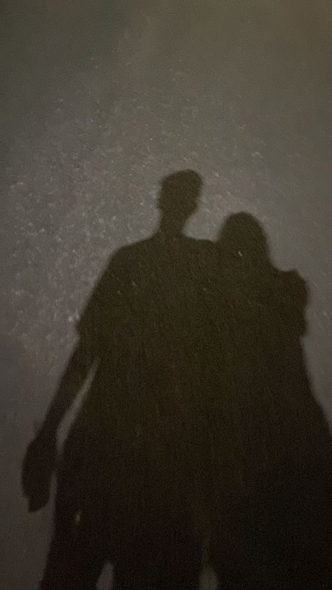 Boyfriend Kisses Girlfriend Neck, Hidden Couple Pics, Fake Snap With Boyfriend, Bf Wallpaper Aesthetic, Snap With Bf, Hidden Boyfriend Pictures, Shadow Boyfriend, Couple Shadow Pic, Bf Prank