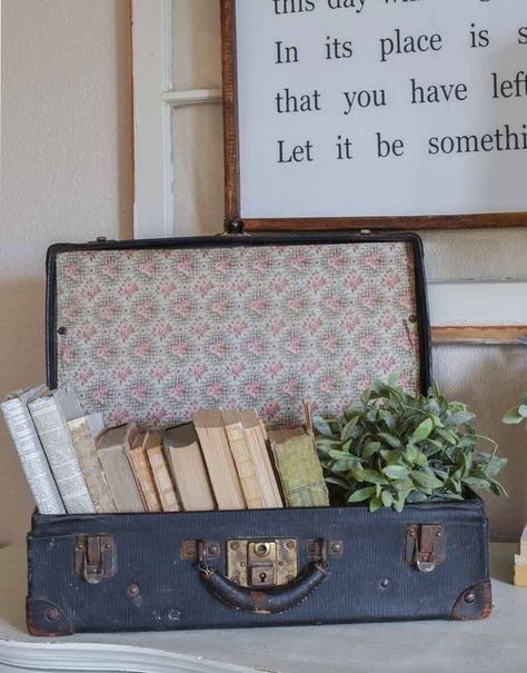 Vintage Industrial Décor, Vintage Suitcase Decor, Suitcase Decor, Suitcase Vintage, Old Suitcases, Vintage Industrial Decor, Vintage Suitcases, Deco Retro, Vintage Suitcase