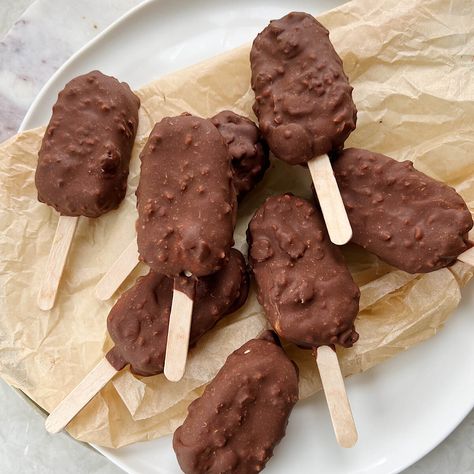 Healthy chocolate dipped frozen Greek yogurt bars! Made with healthy ingredients these are a perfect treat for moms, babies and toddlers! Healthy Frozen Desserts, Greek Yogurt Bars, Greek Yogurt Popsicles, Greek Yogurt Chocolate, Healthy Frozen Yogurt, Yogurt Bars, Frozen Yogurt Bar, Frozen Greek Yogurt, Healthy Dessert Recipes Easy