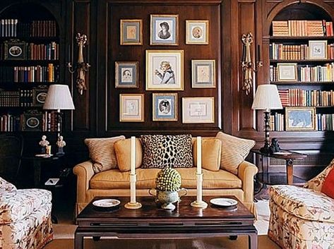 Traditional Home Living Room, European Manor, Traditional Design Living Room, Furnitur Ruang Keluarga, Traditional Living Room, Design Del Prodotto, Family Room Design, Eclectic Home, Wood Panel