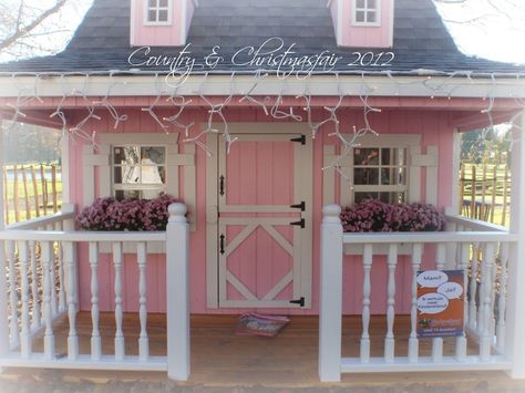 Pink She-Shed Pink Shed, Tiny She Shed, She Shed Interior Ideas, She Shed Interior, Shed Interior, Bakery Design Interior, Craft Shed, Shed Home, Shabby Chic Garden