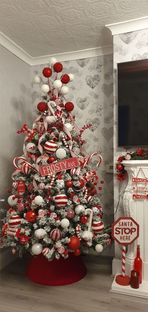 Candy Cane Theme Tree, Candy Cane Tree Theme, Christmas Candy Cane Tree, Christmas Tree Ideas Candy Cane, Candy Cane Xmas Tree, Christmas Tree Red And White Ideas, Christmas Tree Decor Red And White, Red Candy Christmas Tree, Candy Cain Christmas Tree