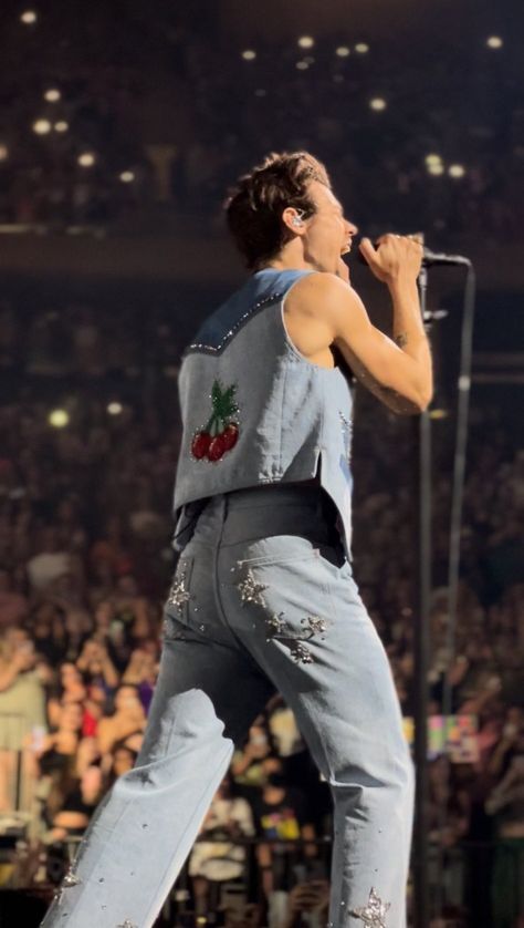 Harry Styles Jeans, Harry Styles Concert Outfits, Hslot Outfit Ideas, Harry Outfits, Love On Tour Outfits, Kaptan Jack Sparrow, Harry Styles Outfit, Harry Styles Tour, Harry Styles Concert