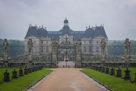 French Chateau Homes, Big Beautiful Houses, French Palace, Rainy Monday, Hamptons Beach House, Vaux Le Vicomte, Luxury Houses Mansions, Castle Mansion, French Castles