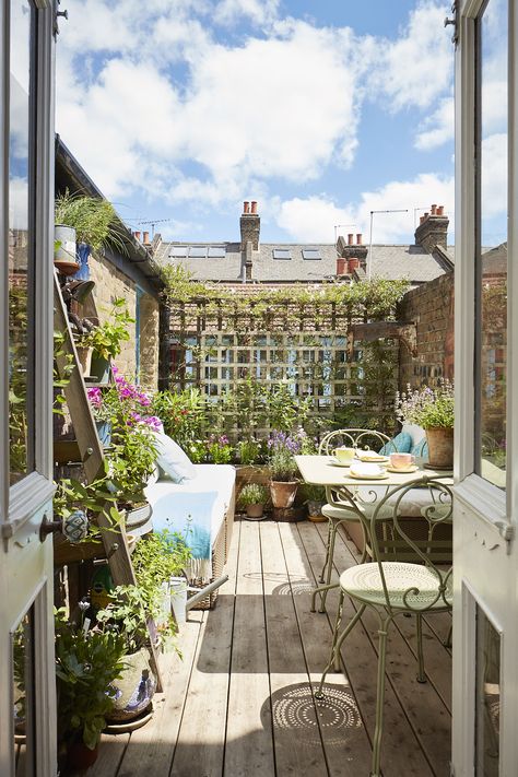 London Terrace Garden, Roof Terrace London, Small Rooftop Terrace Design, Roof Top Terrace Designs, Small Roof Terrace, London Patio, Small London Flat, London Balcony, Log Mansion