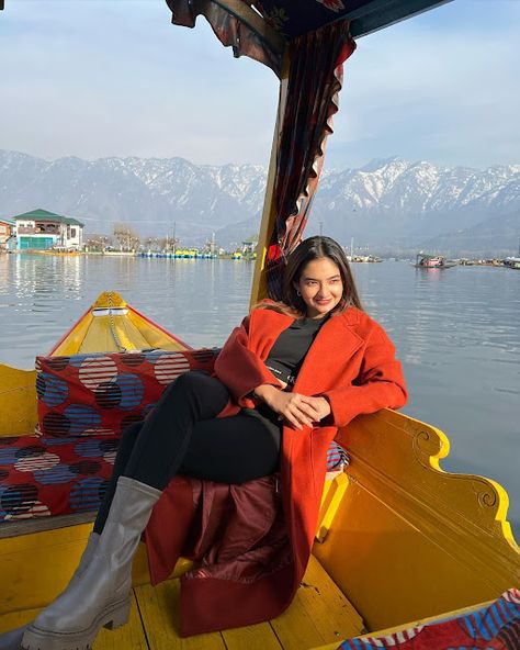 Manali Outfit Ideas, Birth Photoshoot, Kashmir Trip, Travel Instagram Ideas, Snow Photoshoot, Travel Pose, Anushka Sen, Travel Pictures Poses, Bff Photoshoot Poses