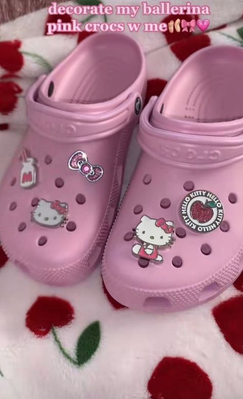 Crocs With Jibbitz, Crocs Aesthetic, Crocs Fashion, Pink Crocs, Hello Kitty Shoes, Pretty Shoes Sneakers, Preppy Shoes, Hello Kitty Accessories, Hello Kitty Pink