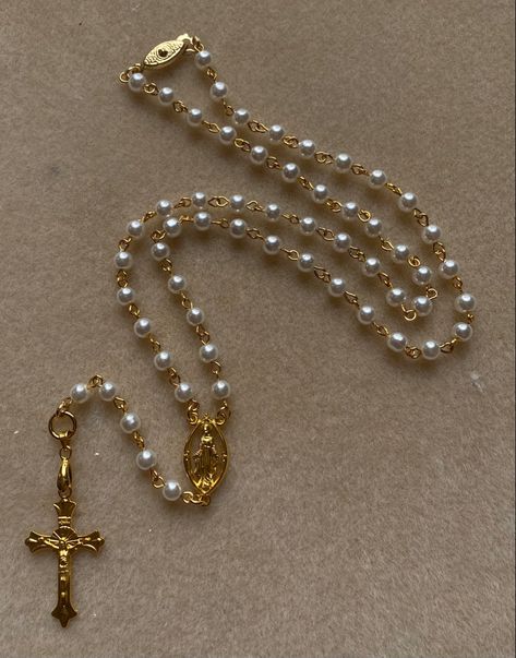 Gold Cross Rosary, Rosary Necklace Outfit, Rosary Necklace Aesthetic, Rosario Aesthetic, Pretty Rosary, Rosary Aesthetic, Christ Jewelry, Gold Necklace Cross, Christian Rosary