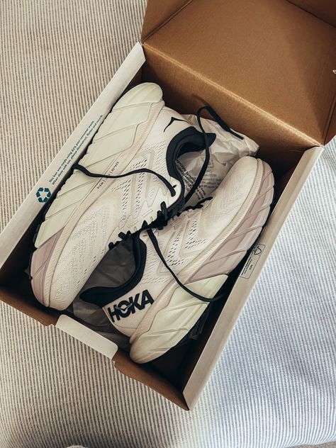 Fall 2022 Tennis Shoes, Hoka Running Shoes Woman, Free People Hoka Shoes, Womens Hoka Shoes Outfit, Styling Running Shoes Outfits, Green Hoka Shoes, Jeans And Hoka Outfit, Nursing Tennis Shoes, Women Athletic Shoes