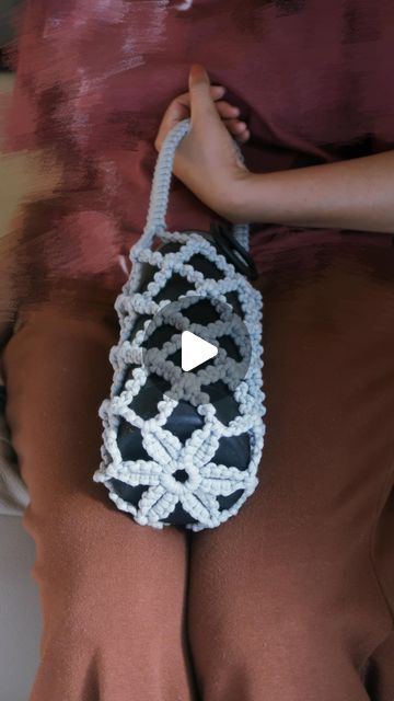 Macrame • Handmade • Tutorial • Fiber Arts on Instagram: "Finally made this multifunctional bottle holder with flower pattern on the base, it can be a bottle holder for any size. And it can be a wine carrier bag, it’s depend on your need〰️

The handle is app. 36cm long, if you want to add another long strap also possible. I love the result❤️

What do you think?✨

#macrame #macramebottleholder #macramewallhanging #macramemakers #macrameforbeginners
#knots #macramebag #macramestrap #macramecoaster #handmade #diy #macrametutorial #diyprojects #macramehathanger #hathangertutorial #lifehacks #macramemovements #macramelove #macramehack" Macrame Water Bottle Holder Diy Tutorial, Macrame Bottle Holder Tutorial, Macrame Bottle Holder, Wine Carrier Bag, Handmade Tutorial, Wine Carrier, Hat Hanger, Diy Holder, Macrame Bag