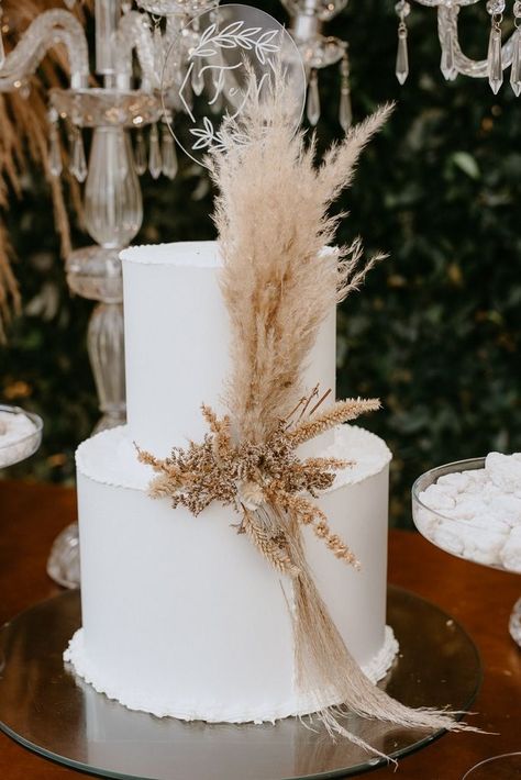 Bakery Drawing Boho Wedding Renewal, Boho Wedding Bar Decor, Boho Chic Cake Ideas, Boho Cake Wedding, Pampas Wedding Cake, Boho Wedding Cake Bohemian Style, Boho Wedding Cake Table, Pampas Grass Wedding Cake, Beige Wedding Cake