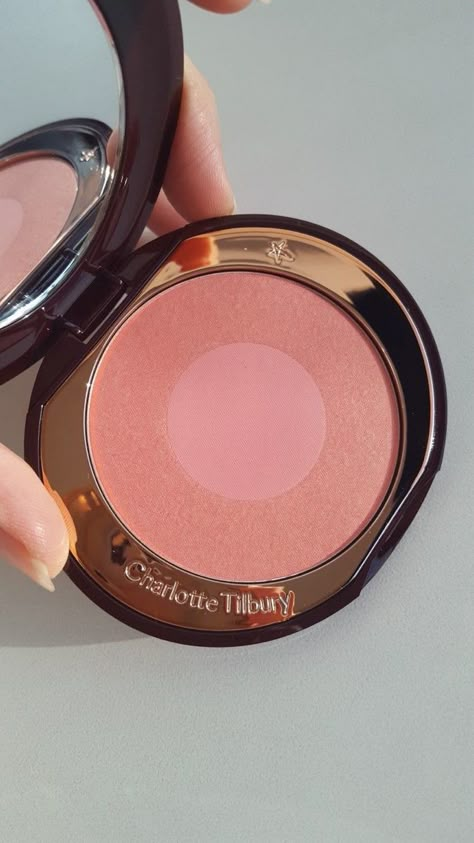 Charlotte Tilbury Makeup Products, Charlotte Tilbury Aesthetic, Charlotte Tilbury Cheek To Chic, Makeup Charlotte Tilbury, Koleksi Makeup, Evening Eye Makeup, Charlotte Tilbury Makeup, Selfcare Skincare, Makeup List