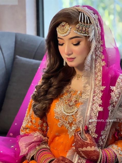 Pakistani Bridal Bun Hairstyles, Pakistani Bride Open Hairstyle, Center Partition Hairstyle, Mayon Makeup Looks, Nikah Look For Bride, Nikah Bride Hairstyles, Bride Open Hairstyle, Muslim Bride Hairstyle, Hairstyle Pakistani Wedding