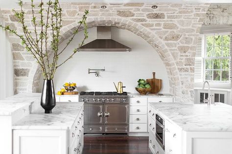 New Traditional Kitchen, Creative Kitchen Backsplash, Classic Kitchen, Kitchen Stove, Kitchen Trends, Luxury Kitchens, Counter Tops, Traditional Kitchen, White Cabinets