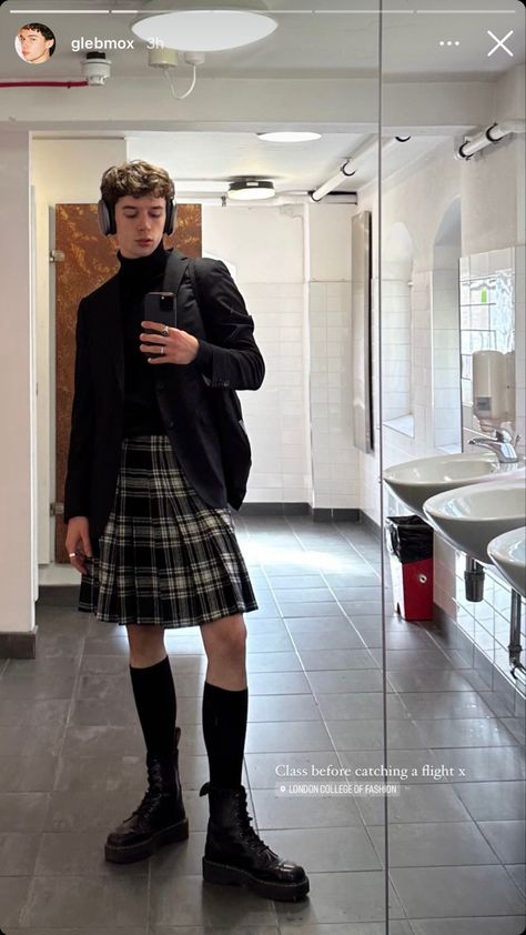 Brown Jumper Outfit, Non Binary Outfits, Genderqueer Fashion, Guys In Skirts, Men Wearing Skirts, Gender Fluid Fashion, Kilt Outfits, Queer Fashion, Androgynous Fashion