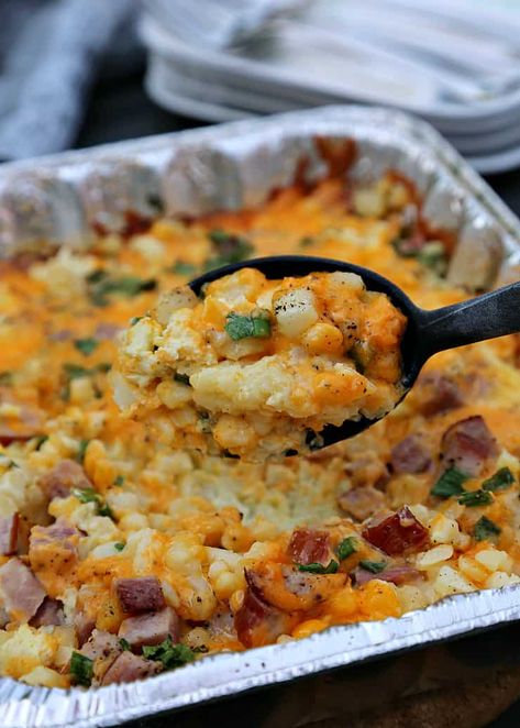 Campfire Grill Recipes, Camp Breakfast Casserole, Campout Breakfast Ideas, Easy Trailer Meals, Camping Egg Casserole, Camping Easy Food Ideas, Easy Camping Meals Dinner Over Fire, Breakfast On Bbq, Casseroles For Camping