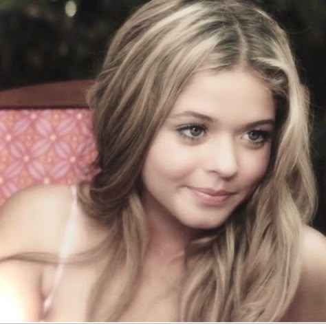 Ali Dilaurentis, Alison Aesthetic, Allison Dilaurentis, Alison Pretty Little Liars, Emily Miller, Pretty Little Liars Aria, Pll Aesthetic, American Tv Show, Alison Dilaurentis