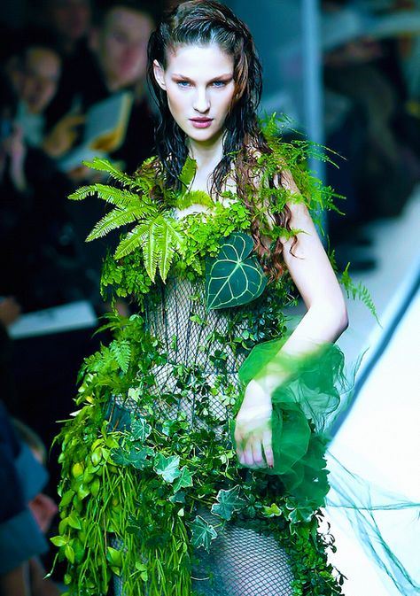 The leaf bridal dress at Jean Paul Gaultier Spring/Summer Haute Couture 2002 Houseplant Costume, Earthy Fashion, 2010 Fashion Trends, 2002 Fashion, Jean Paul Gaultier Haute Couture, Vestidos Color Coral, Paul Gaultier Spring, Moda Floral, Smink Inspiration