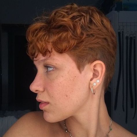 Pixie Ginger Hair, Ginger Buzzcut, Pixie Cut Ondulado, Ginger Pixie Haircut, Copper Pixie Cut, Ginger Pixie Cut, Cabelo Pixie Cut, Enby Hairstyles, Ginger Pixie