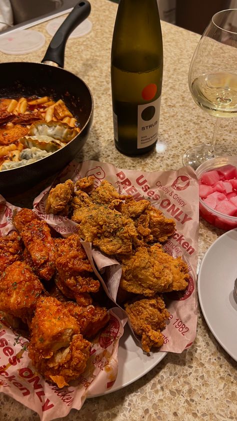 Chicken And Beer Korean Aesthetic, Bonchon Chicken Aesthetic, Korean Chicken Aesthetic, Korean Fried Chicken Aesthetic, Chicken Tenders Aesthetic, Fried Chicken Dinner Ideas, Chicken Aesthetic Food, Fried Chicken Aesthetic, Food Aestethic