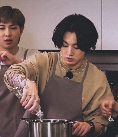 Korean netizens have mixed reactions to Jungkook's arm tattoos Jungkook Cooking, Jeongguk Jeon, Jeon Jeongguk, Bts Aesthetic, Perfect Boy, Run Bts, Jung Kook, Foto Jungkook, Busan