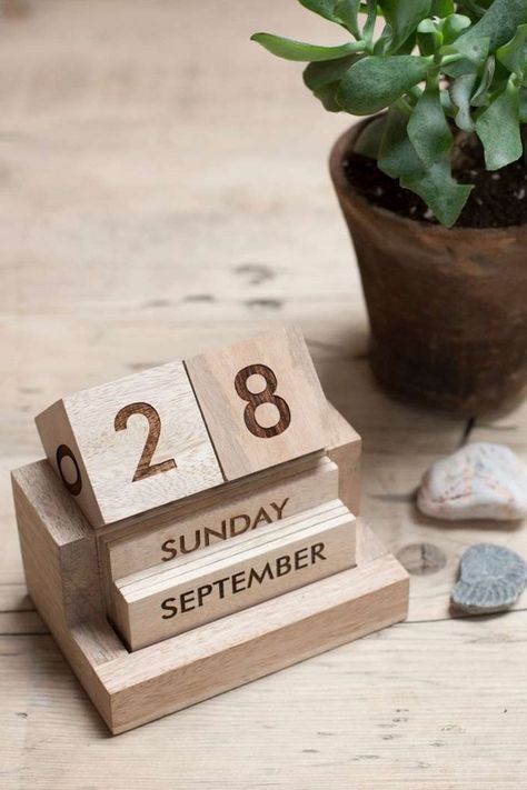 Calendar Date Design, Wooden Calendar Ideas, Handmade Calendar, Wooden Perpetual Calendar, Calendar Wood, Popsicle Stick Houses, Wood Calendar, Block Calendar, Table Calendar