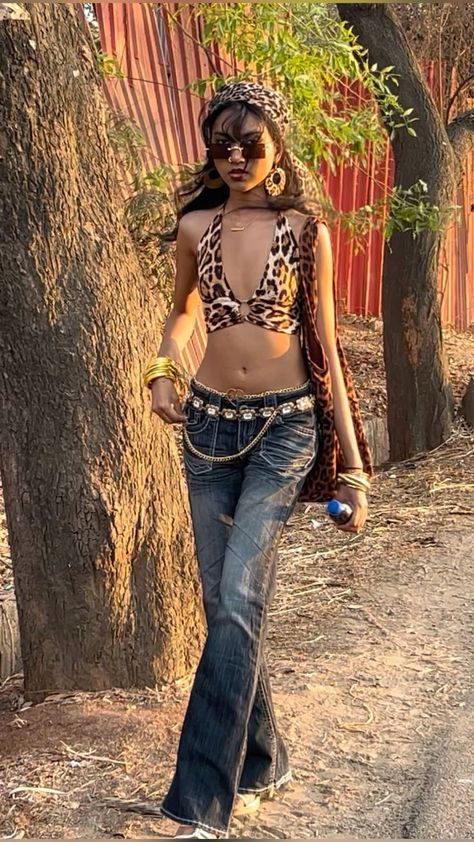 90s Brazil Fashion, J Woww Jersey Shore Outfits, Bratz Jeans Outfit, 2000s Body Type, Beach Hippie Outfit, Y2k Bratz Aesthetic, Y2k Jeans Outfit, Y2k Outfits Party, Leopard Print Outfit